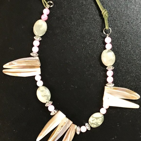 19 1/4" Beaded Necklace with Mother Of Pearl Focals - Picture 3 of 4